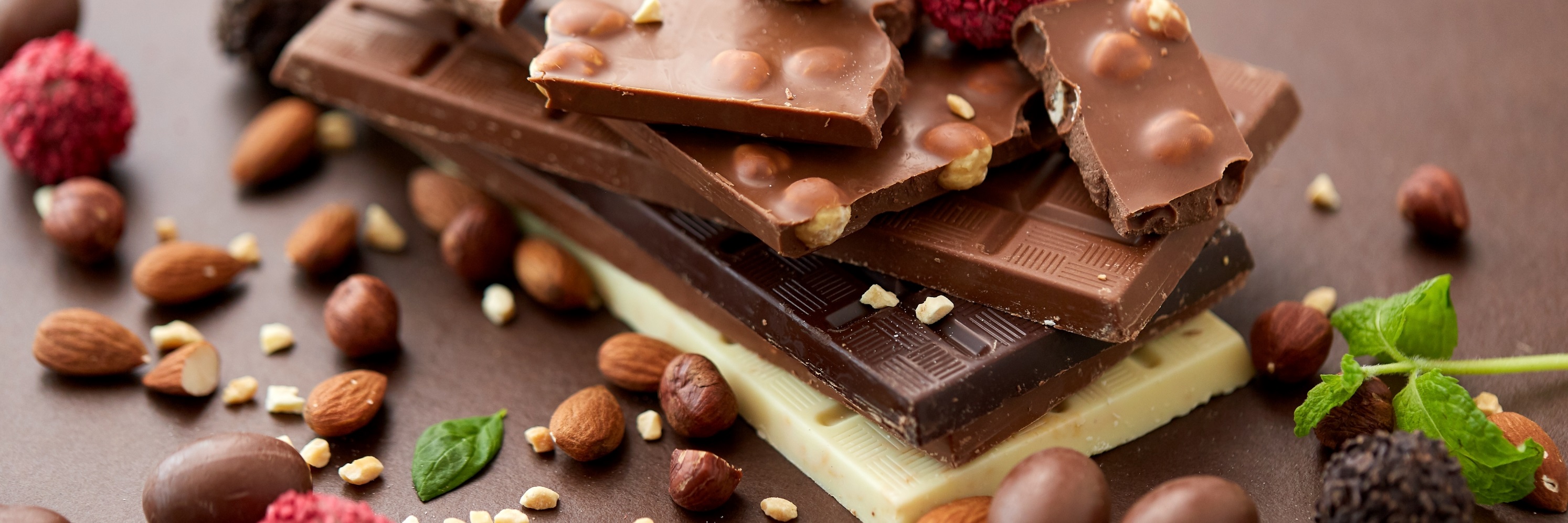 Extruded flavours for chocolate