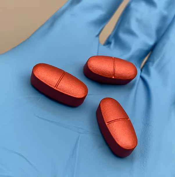 Glossy coated tablet surface with AquaPolish® G | BIOGRUND