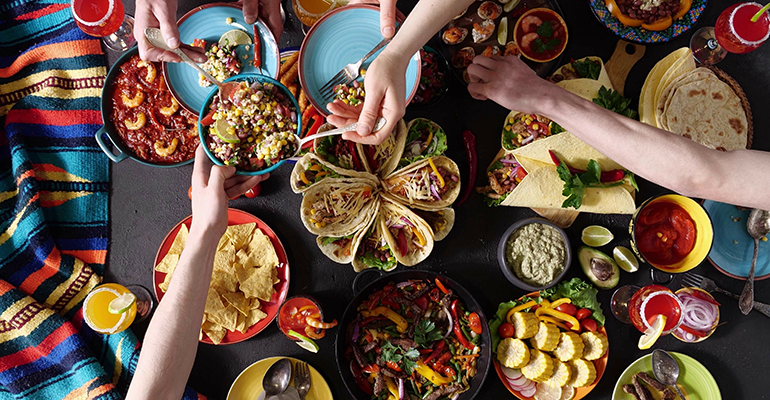 Celebrating Cinco de Mayo | © AdobeStock/Fevziie